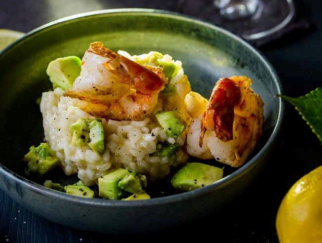 Avocadorisotto mit gegrillten Riesengarnelen