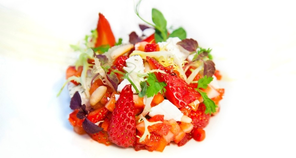 Salat aus Erdbeeren mit Ziegefrischkäse Salat aus Erdbeeren mit Ziegefrischkäse