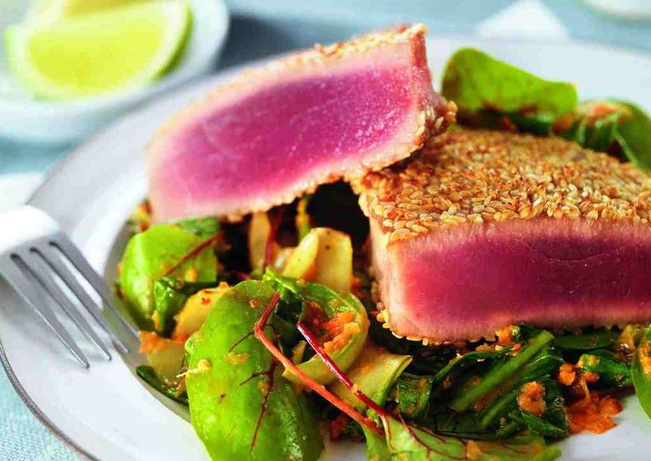 Pak Choi mit Blutampfer und Thunfisch in Sesamkruste Pak Choi mit Blutampfer und Thunfisch in Sesamkruste
