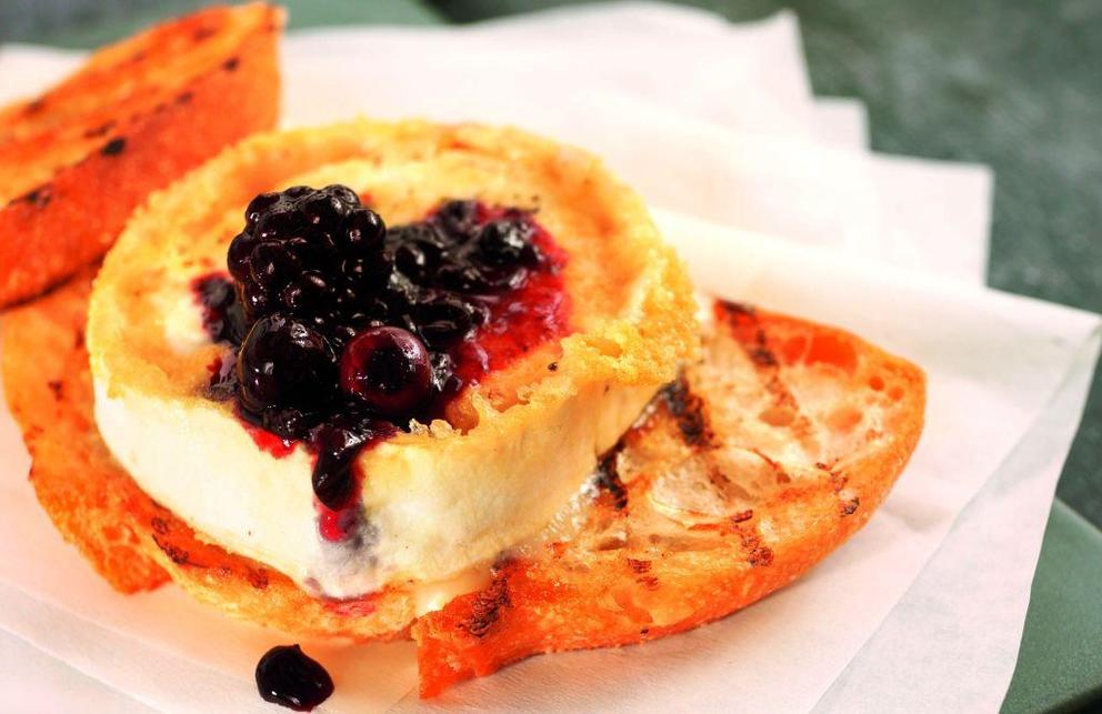 Panierter Ziegenkäse mit Beerenkompott Panierter Ziegenkäse mit Beerenkompott