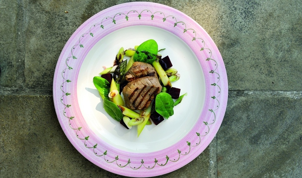 Rehsteak auf grünem Spargel-Spinat-Salat Rehsteak auf grünem Spargel-Spinat-Salat
