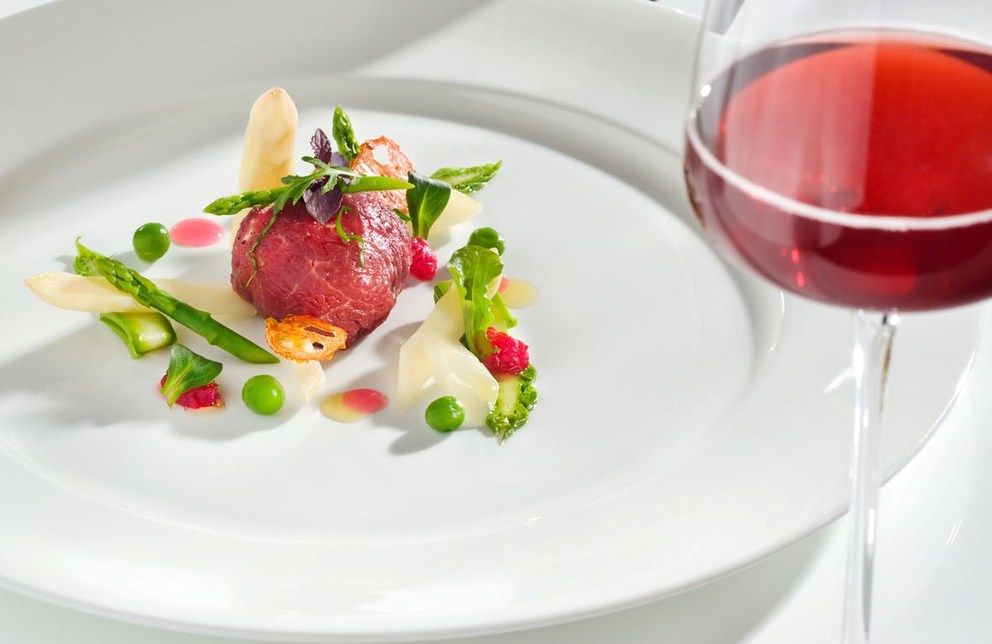Roh mariniertes Rinderfilet mit weißem und grünen Spargel Roh mariniertes Rinderfilet mit weißem und grünen Spargel
