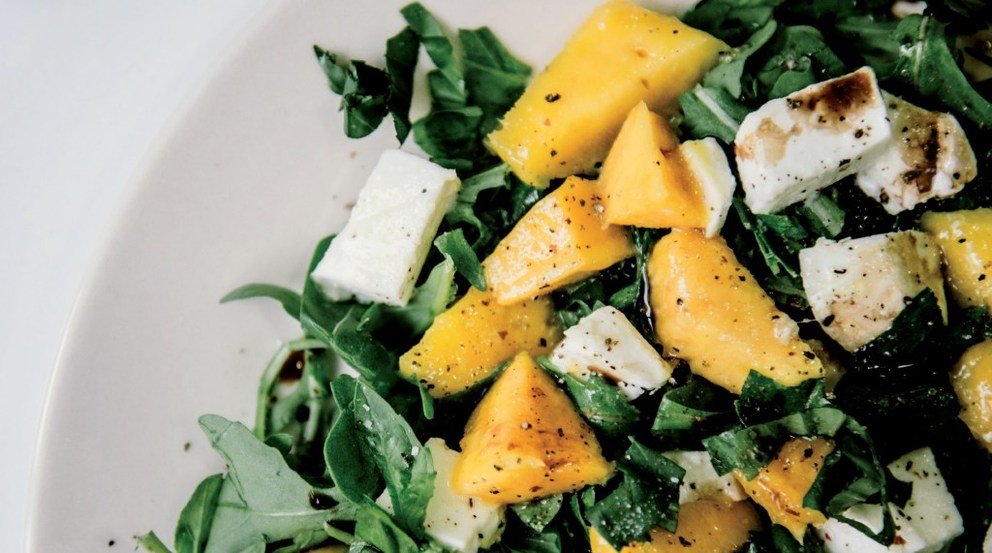 Rucola Salat mit Mango und Mozzarella Rucola Salat mit Mango und Mozzarella