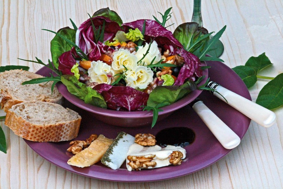 Salat mit Walnüssen und Walnuss-Vinaigrette Salat mit Walnüssen und Walnuss-Vinaigrette