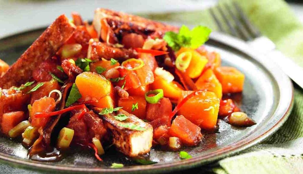 Scharfer Tofu mit Kürbis und Datteln Scharfer Tofu mit Kürbis und Datteln