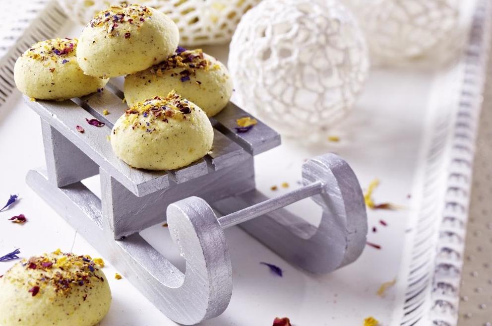 Schneeflöckchen mit Safran und Blüten Schneeflöckchen mit Safran und Blüten