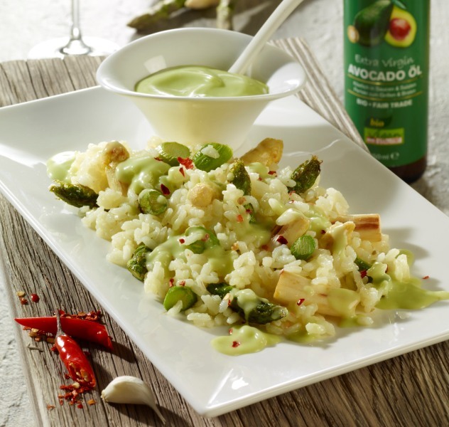 Spargel-Risotto mit Avocadocreme