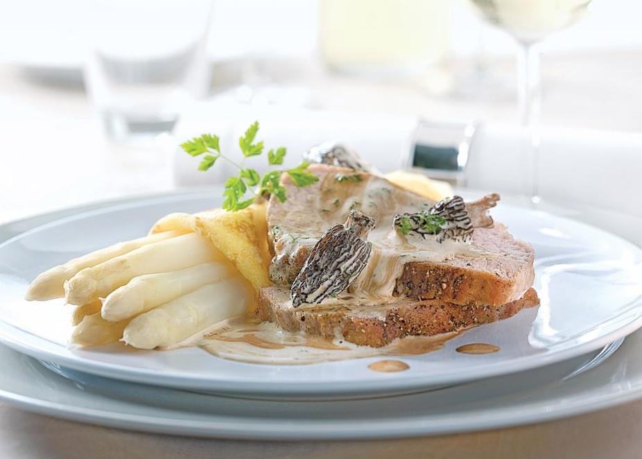 Spargelcrepe mit Morchelragout und Kalbsrücken Spargelcrepe mit Morchelragout und Kalbsrücken
