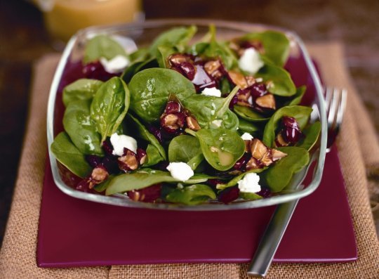 Spinatsalat mit kandierten Mandeln Spinatsalat mit kandierten Mandeln
