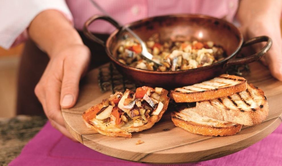 Waldpilz-Crostini mit Sardellen und Tomaten Waldpilz-Crostini mit Sardellen und Tomaten