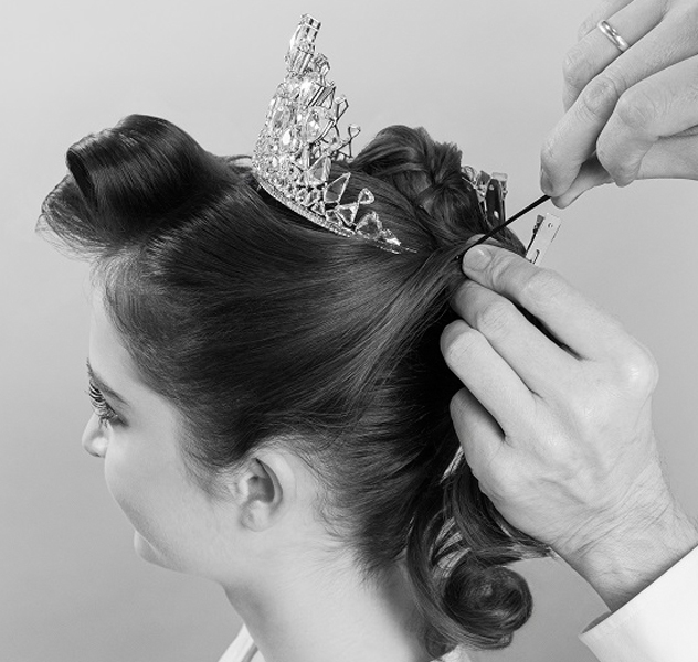 Das hochgesteckte Haar bildet den perfekten Rahmen für die Inszenierung der Swarovski Tiara