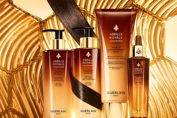 Das Abeille Royale-Pflegeritual für Kopfhaut und Haar enthält die konzentrierte Kraft von vier reparierenden Honigsorten