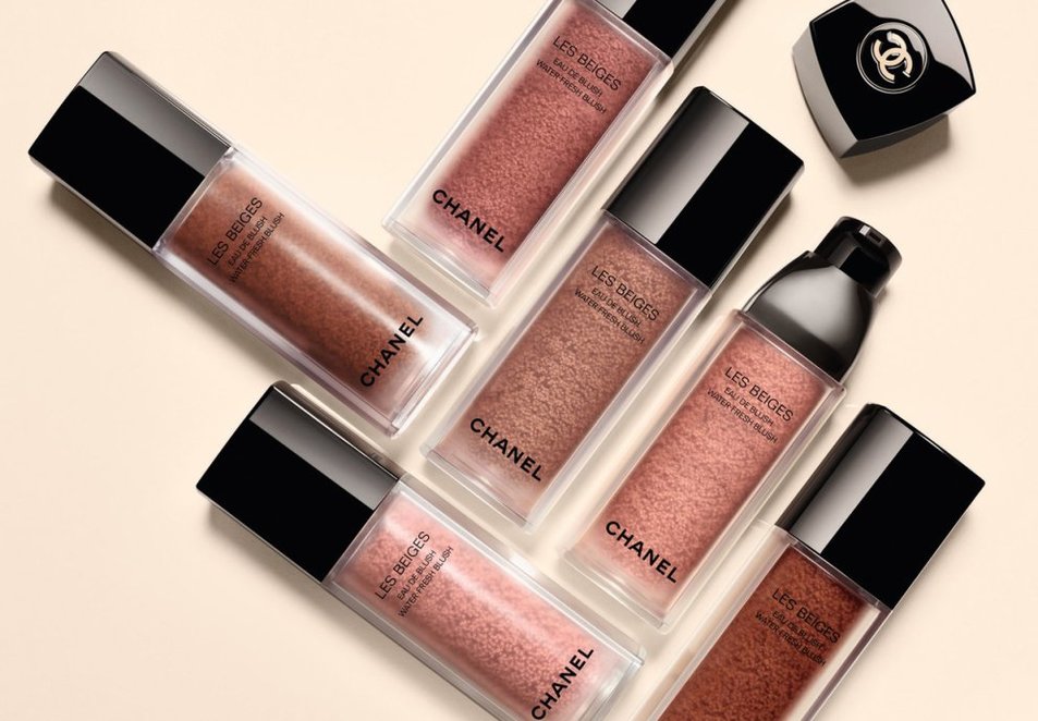 Die mikrotropfenförmigen Pigmente von Blush de Teint verschmelzen nahtlos mit der Haut und sorgen für ein zartes, rosiges Strahlen, errötete Wangen und sofortigen Komfort Die mikrotropfenförmigen Pigmente von Blush de Teint verschmelzen nahtlos mit der Haut und sorgen für ein zartes, rosiges Strahlen, errötete Wangen und sofortigen Komfort