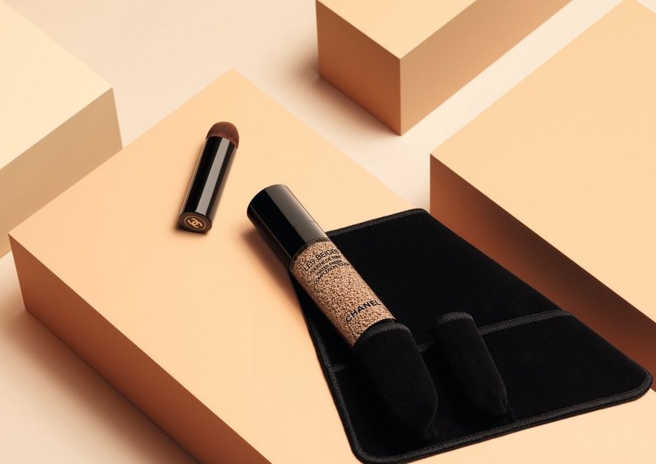 Auf halbem Weg zwischen einer Foundation und einem Concealer verbessert LES BEIGES TOUCHE DE TEINT das Erscheinungsbild der Haut dank einer hohen Pigmentkonzentration Auf halbem Weg zwischen einer Foundation und einem Concealer verbessert LES BEIGES TOUCHE DE TEINT das Erscheinungsbild der Haut dank einer hohen Pigmentkonzentration