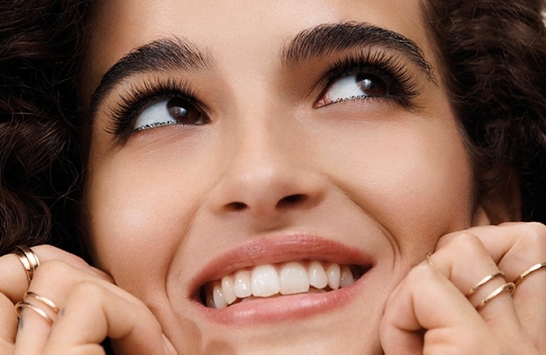 Clarins Supra Lift & Curl Mascara für schwungvollen Lift-Effekt und Volumen Clarins Supra Lift & Curl Mascara für schwungvollen Lift-Effekt und Volumen