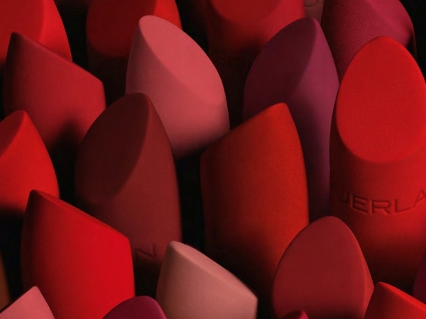 Die Etuis der Rouge G Velvet Lippenstifte sind erstmals mit Stoffen der bekannten Pariser Muster wie Hahnentritt ausgestattet