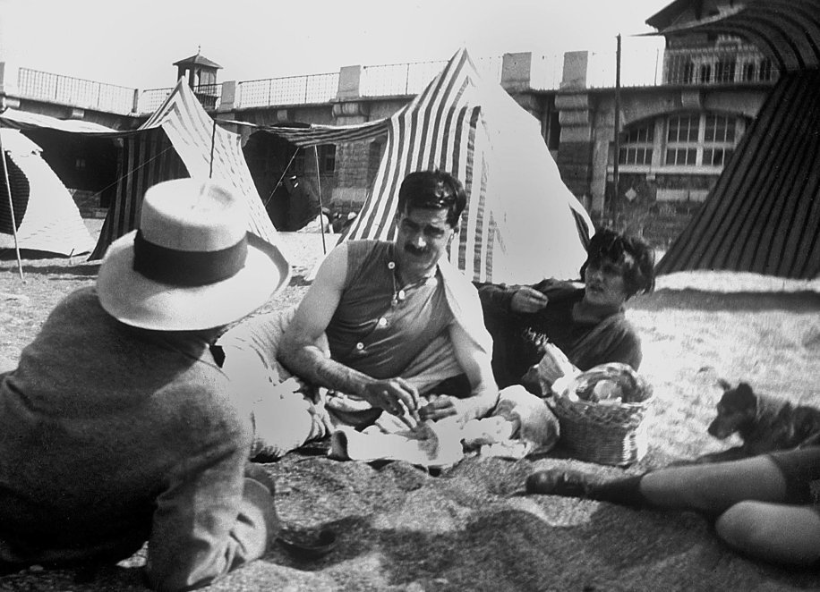 Boy Chapel und Gabrielle Chanel am Strand Boy Chapel und Gabrielle Chanel am Strand