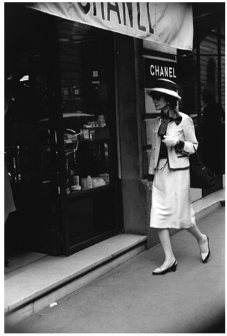 Mademoiselle Chanel beim Betreten ihres Imperiums Mademoiselle Chanel beim Betreten ihres Imperiums