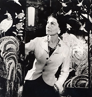 Coco Chanel mit Coromandel Paravents