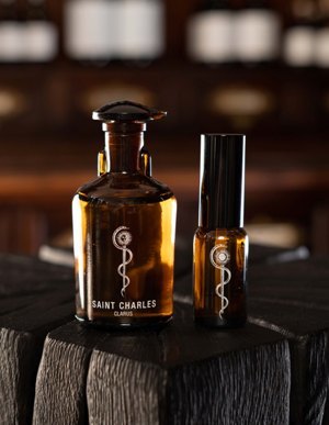SAINT CHARLES CLARUS ist ein klassisch frisches, zitrisch-würziges Apothecary-Eau de Toilette, inspiriert von einem sonnenhellen Spaziergang durch einen mediterranen, blühenden Orangenhain