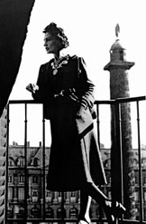 Gabrielle Chanel auf dem Balkon des Hotel Ritz Gabrielle Chanel auf dem Balkon des Hotel Ritz