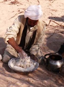 Brot backen im Wüstensand