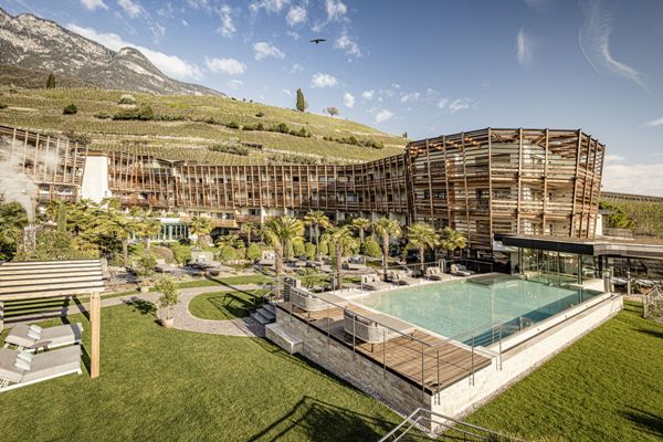 Das SEELEITEN Lake Spa Hotel ist das südlichste Luxushotel Südtirols und das einzige Fünf-Sterne-Haus in Kaltern