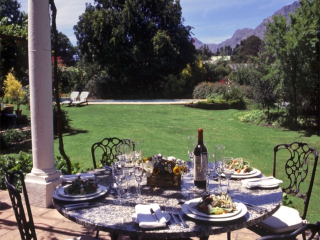 Lunch auf der sonnigen Terrasse Lunch auf der sonnigen Terrasse