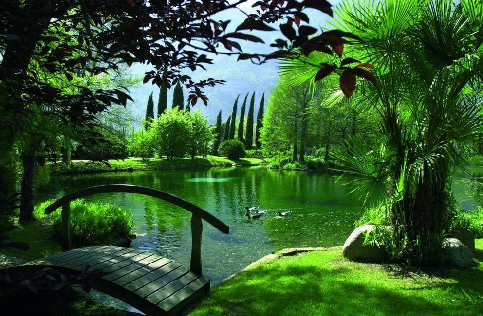 Der malerische Park des Grand Resort Du Lac et Du Parc