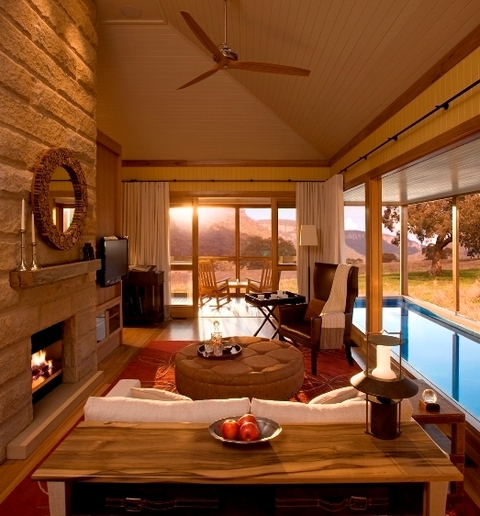 Das Wolgan Valley Resort & Spa bietet 40 Suiten im Stil australischer Landhäuser, inklusive Terrasse und eigenem Pool. Das Wolgan Valley Resort & Spa bietet 40 Suiten im Stil australischer Landhäuser, inklusive Terrasse und eigenem Pool.