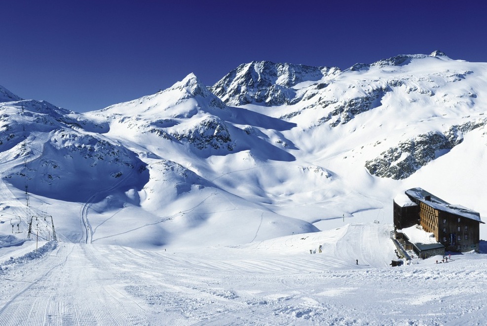 Berghotel Rudolfshütte inmitten der Schneepracht Berghotel Rudolfshütte inmitten der Schneepracht
