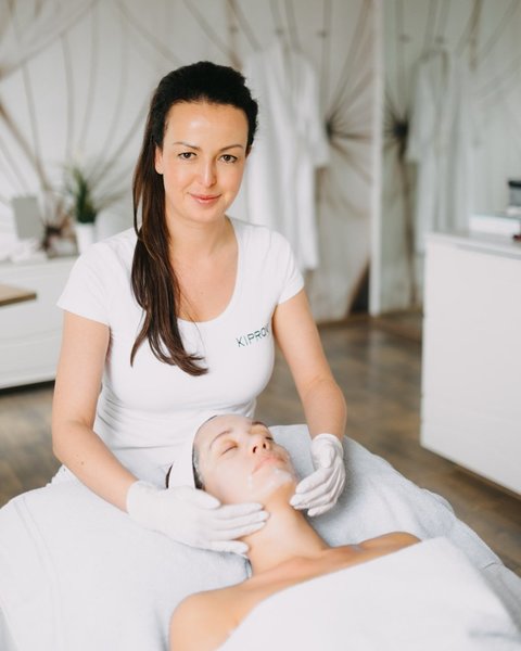 Summer Refreshing Facial - die erfrischende und kühlende Intensivversorgung für ultimativen Glow Summer Refreshing Facial - die erfrischende und kühlende Intensivversorgung für ultimativen Glow