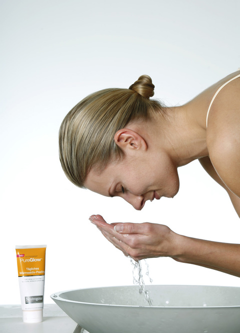 Neutrogena Pure Glow Neutrogena Pure Glow