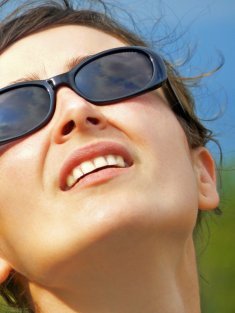 Stress löst verspannte Mimik und Falten aus Stress löst verspannte Mimik und Falten aus