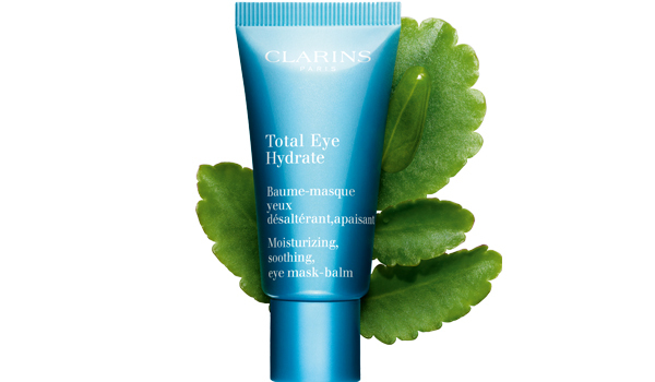 Die ultra-komfortable Balsam-Maske Total Eye Hydrate  fördert die Feuchtigkeitsversorgung der Augenpartie dank des biologischen Extrakts der Goethe-Pflanze