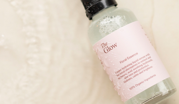 THE GLOW &quot;Floral Essence&quot; ist ein feuchtigkeitsspendender Toner und flüssiges Serum in einem 