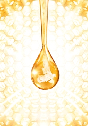 Weißer Honig aus dem Archipel von Hawaii bildet in Verbindung mit leistungsstarken Vitamin C-Derivaten ein aufhellendes Aktivkonzentrat, das auf die Bildung von Melanin einwirkt und Pigmentstörungen mindert. Auch 