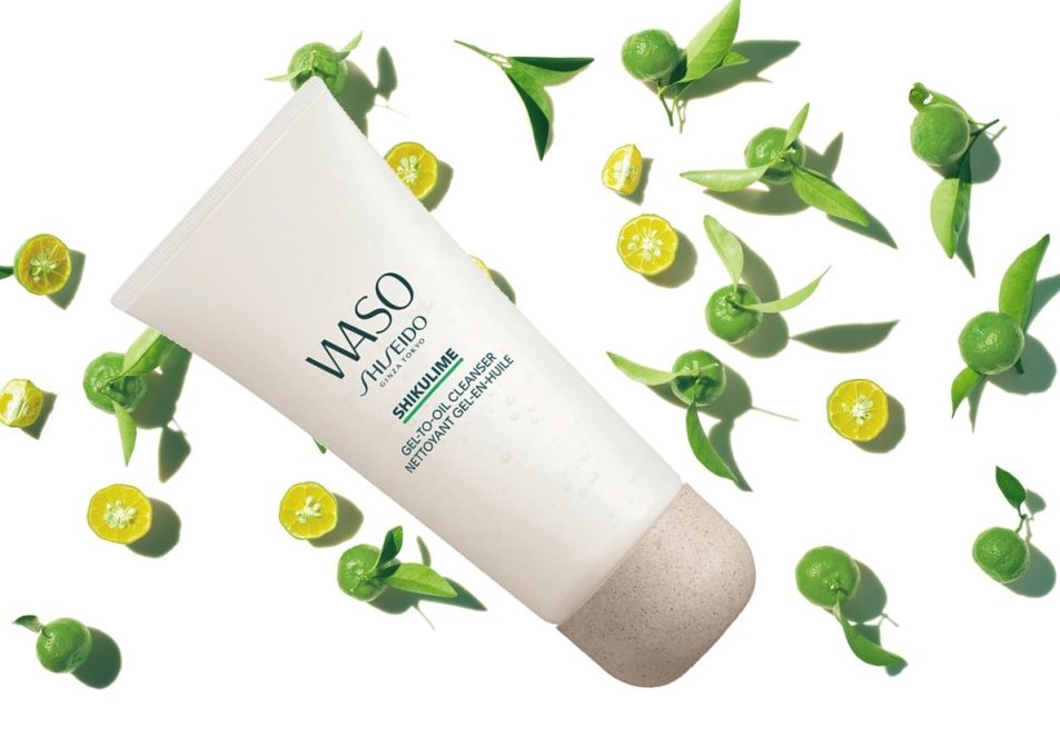 SHIKULIME Gel-to-Oil Cleanser von Waso ist eine ausgleichende Reinigung mit Shikuwasa Lime, die sich von einem luftigen Gel in ein seidiges Öl verwandelt. 