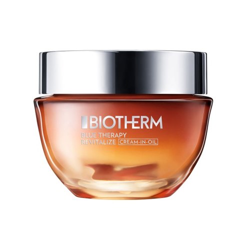 Die Blue Therapy Revitalize Cream-in-Oil von Biotherm vereint die nährenden und regenerierenden Eigenschaften eines Öls mit der Leichtigkeit und dem Komfort einer honigartigen Gel-Creme-Textur. Die Blue Therapy Revitalize Cream-in-Oil von Biotherm vereint die nährenden und regenerierenden Eigenschaften eines Öls mit der Leichtigkeit und dem Komfort einer honigartigen Gel-Creme-Textur.