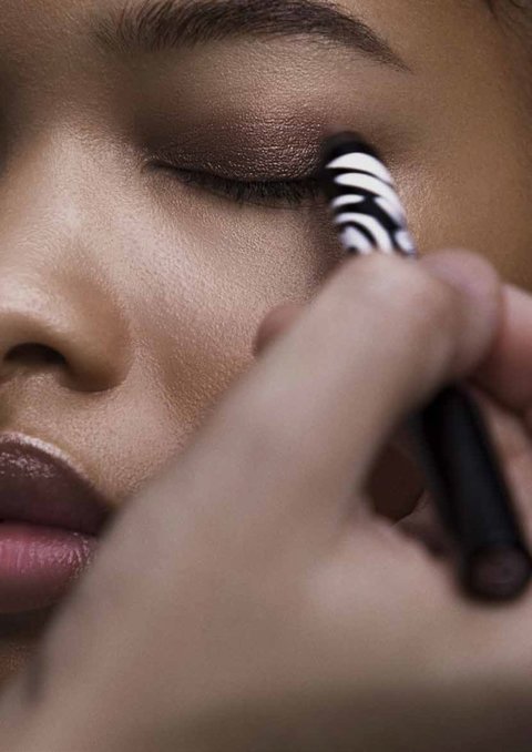 PHYTO-EYE TWIST ist eine Fusion aus Lidschatten, Kajalstift und Eyeliner in einem PHYTO-EYE TWIST ist eine Fusion aus Lidschatten, Kajalstift und Eyeliner in einem