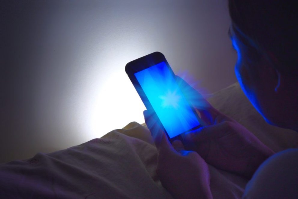 Smart Devices liefern nicht nur Unterhaltung, sondern auch blaues HEV Licht. 
