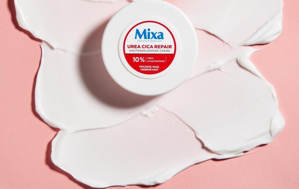 Die Hauterneuernde Creme Urea Cica Repair von Mixa pflegt raue und unebene Haut intensiv. Die Hauterneuernde Creme Urea Cica Repair von Mixa pflegt raue und unebene Haut intensiv.