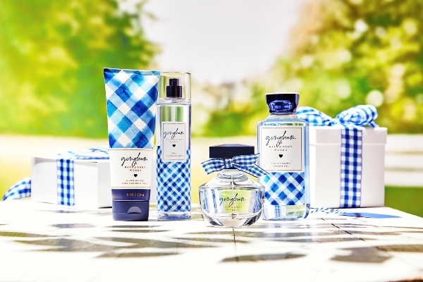 Zu den absoluten Bestsellern zählen Duftkollektionen Japanese Cherry Blossom und Eucalyptus Spearmint. Gingham, der charakteristische Duft der Marke, ist ein absoluter Klassiker. Zu den absoluten Bestsellern zählen Duftkollektionen Japanese Cherry Blossom und Eucalyptus Spearmint. Gingham, der charakteristische Duft der Marke, ist ein absoluter Klassiker.