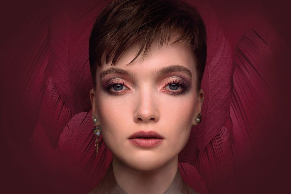 Der Herbstlook von Dior umfängt die Schönheit dieser Jahreszeit in all ihren Facetten und transformiert sie durch die Duo-Chrom-Formeln der Makeup Produkte zu einer Couture-Schönheit. 