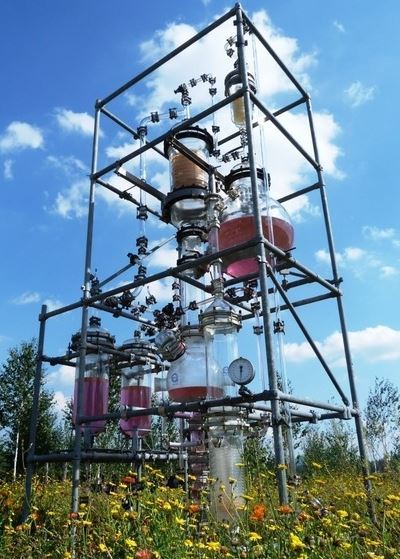 Destillieranlage vor dem Heilpflanzengarten von Weleda Destillieranlage vor dem Heilpflanzengarten von Weleda